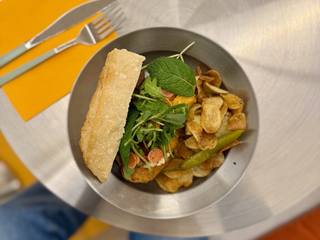 Lala Café est à la fois un coffee-shop, une cantine méditerranéenne et une boutique engagée, situé dans le quartier du Cours Julien à Marseille (sandwich)