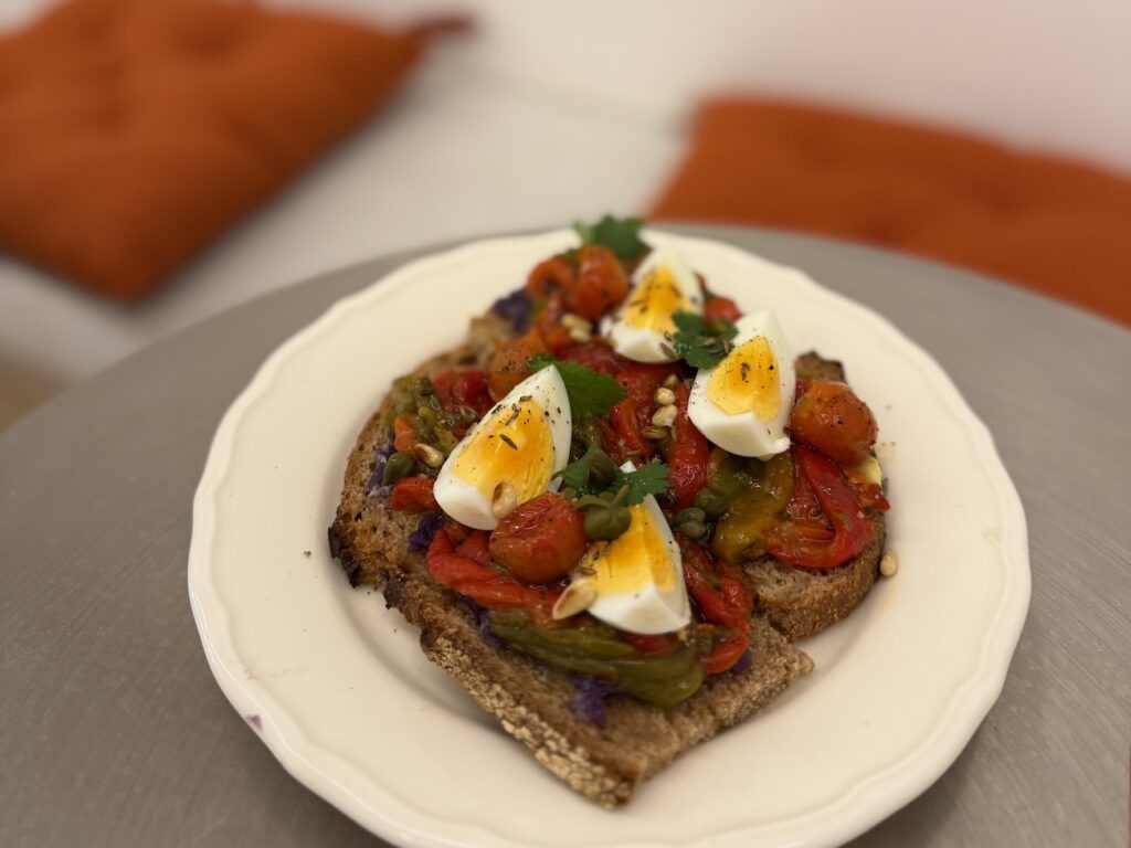 Lala Café est à la fois un coffee-shop, une cantine méditerranéenne et une boutique engagée, situé dans le quartier du Cours Julien à Marseille (salade méchoui)