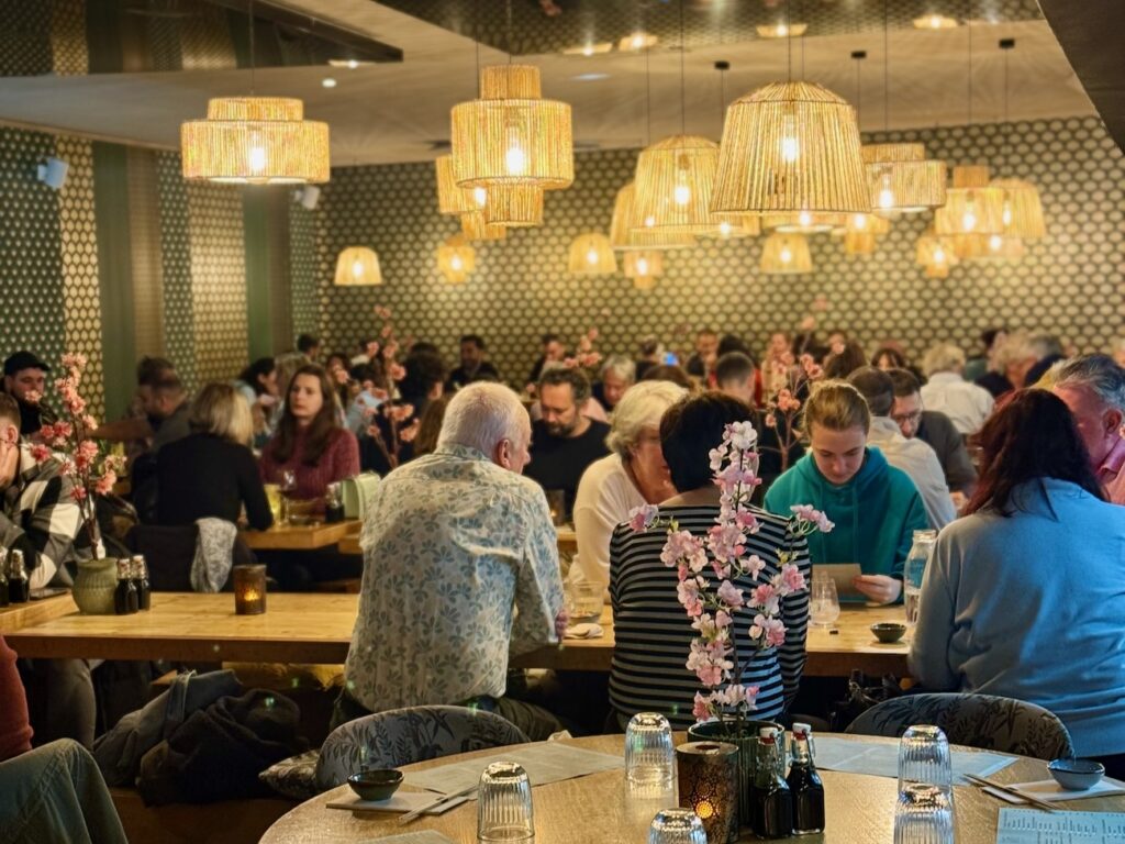 À Marseille, Le Yen célèbre la cuisine japonaise fusion depuis plus de 20 ans : produits d’exception, grands classiques nippons et influences asiatiques voisines s’y répondent dans un décor pensé pour le voyage. (salle)