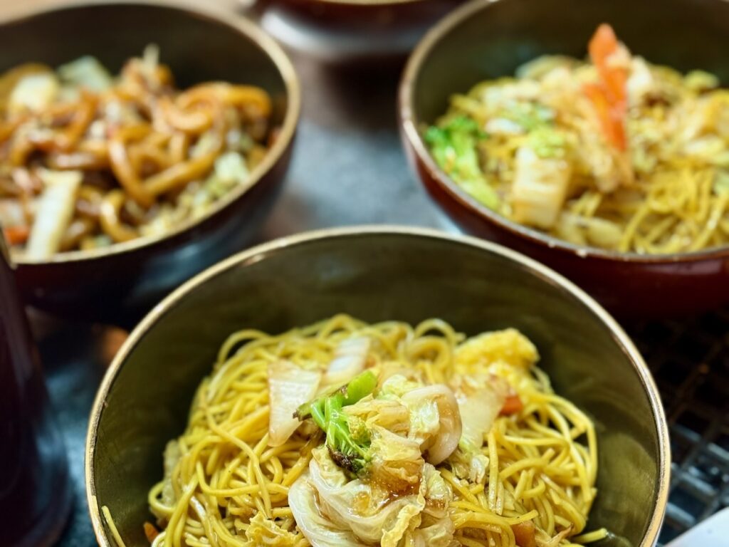 À Marseille, Le Yen célèbre la cuisine japonaise fusion depuis plus de 20 ans : produits d’exception, grands classiques nippons et influences asiatiques voisines s’y répondent dans un décor pensé pour le voyage. (teppanyaki)