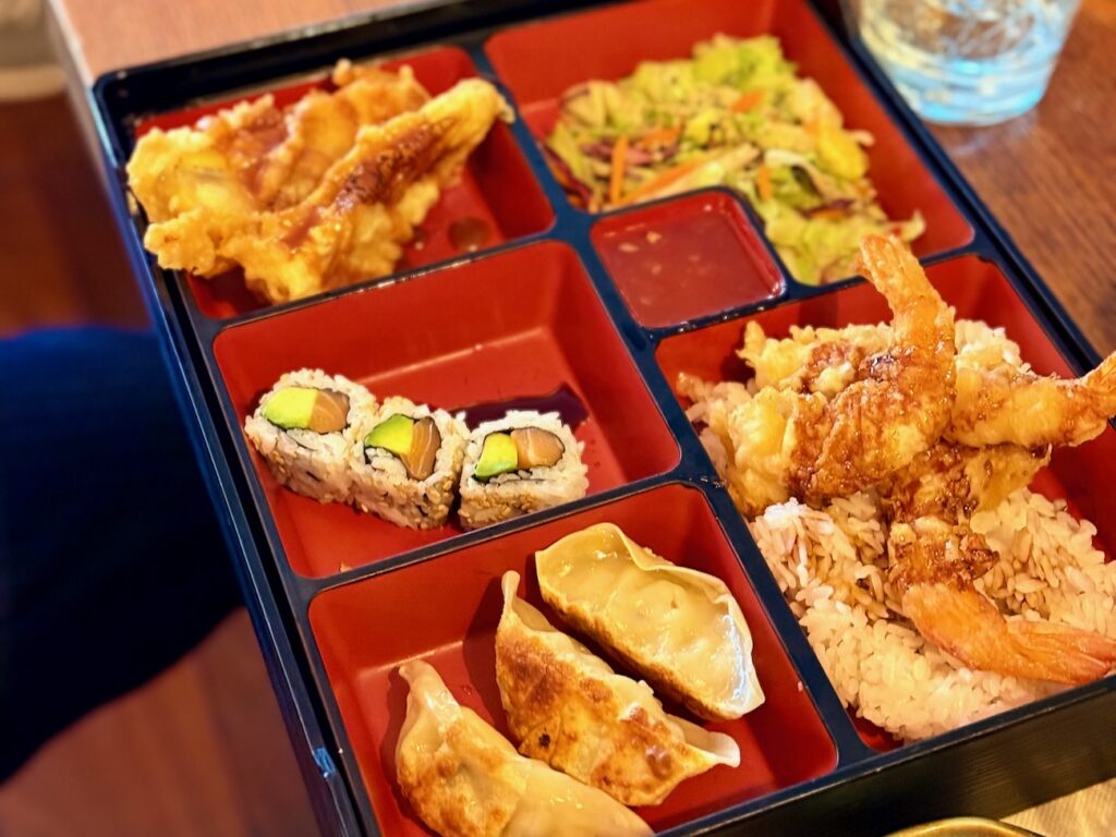 À Marseille, Le Yen célèbre la cuisine japonaise fusion depuis plus de 20 ans : produits d’exception, grands classiques nippons et influences asiatiques voisines s’y répondent dans un décor pensé pour le voyage. (Bento)
