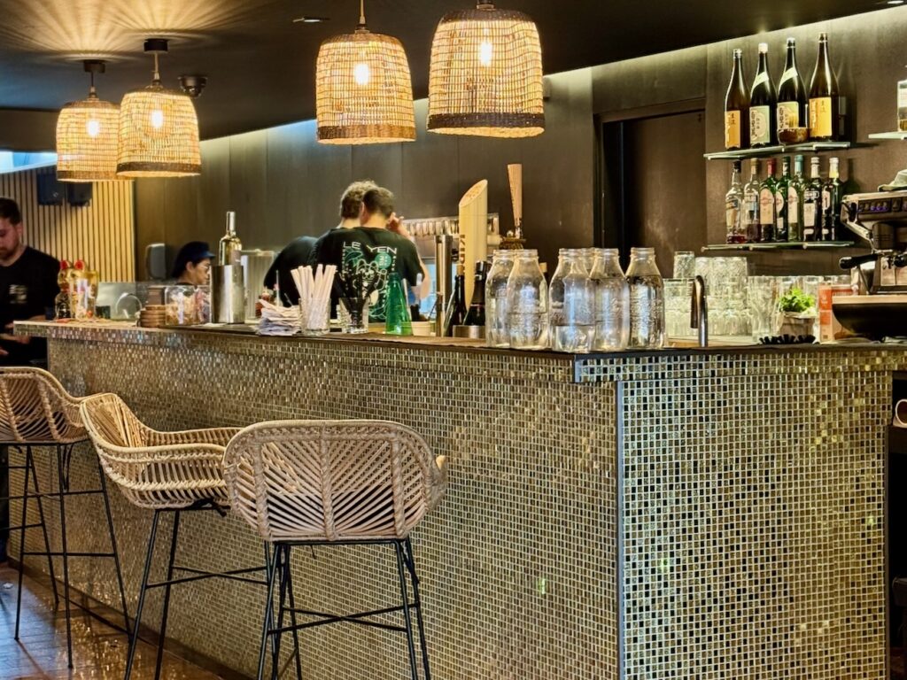 À Marseille, Le Yen célèbre la cuisine japonaise fusion depuis plus de 20 ans : produits d’exception, grands classiques nippons et influences asiatiques voisines s’y répondent dans un décor pensé pour le voyage. (bar)