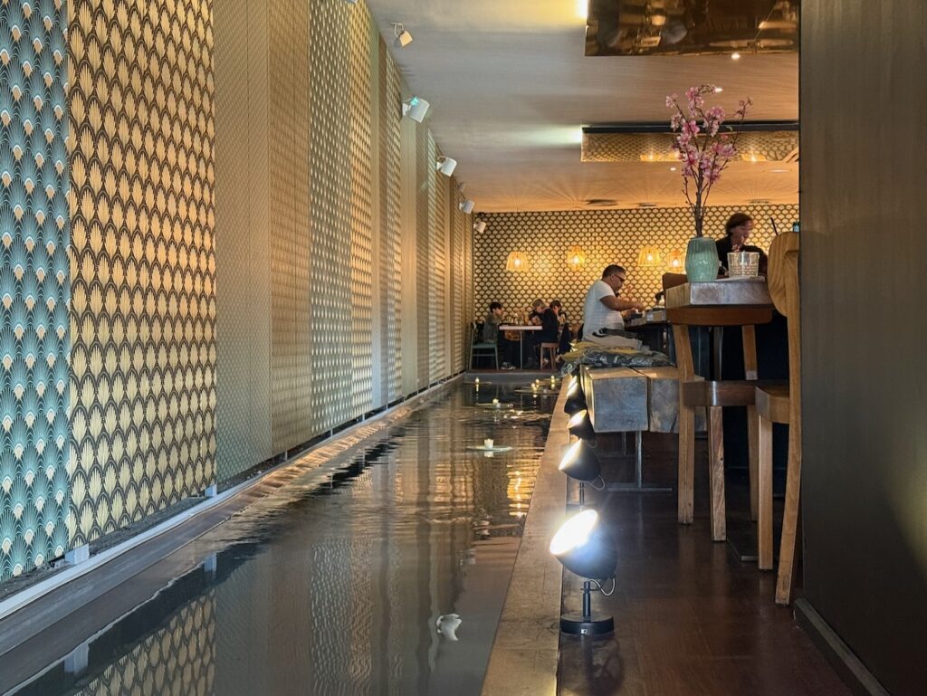 À Marseille, Le Yen célèbre la cuisine japonaise fusion depuis plus de 20 ans : produits d’exception, grands classiques nippons et influences asiatiques voisines s’y répondent dans un décor pensé pour le voyage. (cours d'eau)