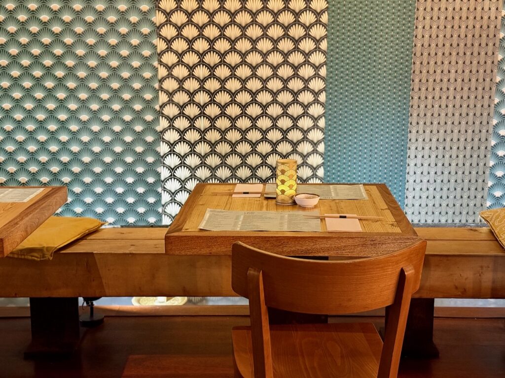 À Marseille, Le Yen célèbre la cuisine japonaise fusion depuis plus de 20 ans : produits d’exception, grands classiques nippons et influences asiatiques voisines s’y répondent dans un décor pensé pour le voyage. (table)