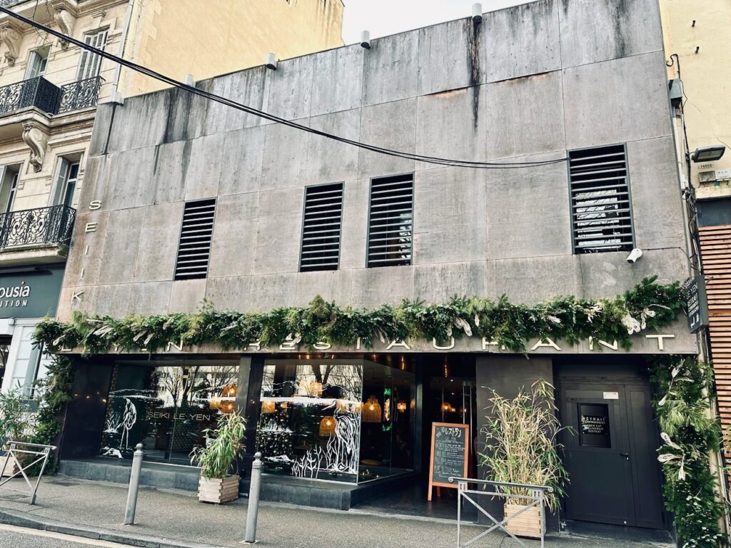 À Marseille, Le Yen célèbre la cuisine japonaise fusion depuis plus de 20 ans : produits d’exception, grands classiques nippons et influences asiatiques voisines s’y répondent dans un décor pensé pour le voyage. (façade)