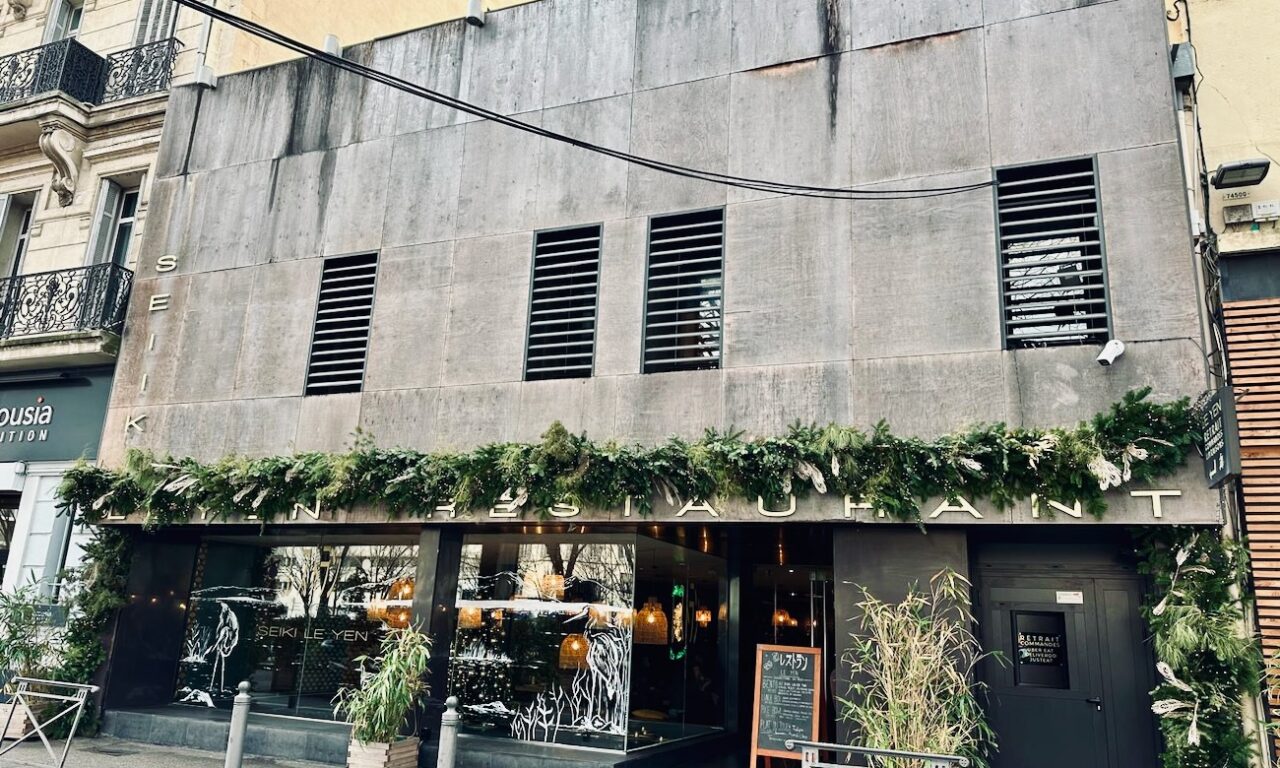 À Marseille, Le Yen célèbre la cuisine japonaise fusion depuis plus de 20 ans : produits d’exception, grands classiques nippons et influences asiatiques voisines s’y répondent dans un décor pensé pour le voyage. (façade)