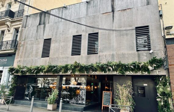 À Marseille, Le Yen célèbre la cuisine japonaise fusion depuis plus de 20 ans : produits d’exception, grands classiques nippons et influences asiatiques voisines s’y répondent dans un décor pensé pour le voyage. (façade)