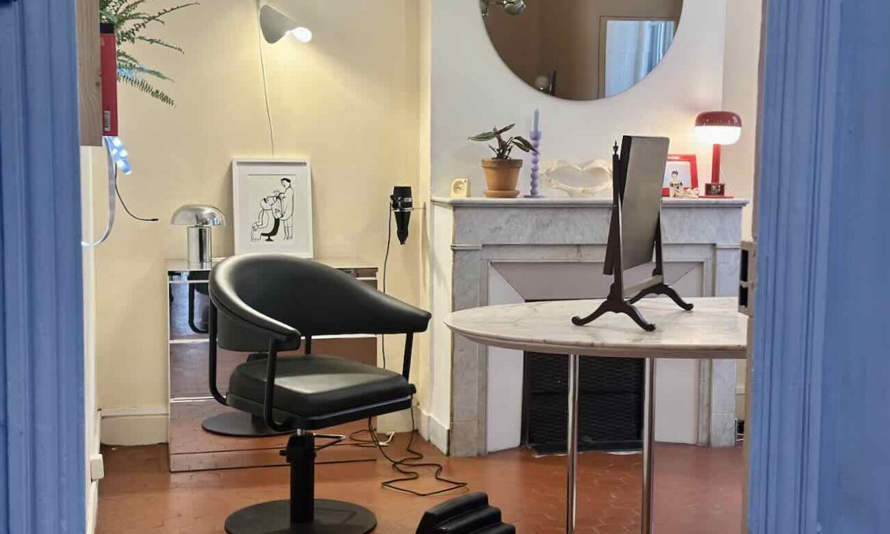 Miroir est un salon de coiffure homme, femme, enfant situé dans le quartier du Camas à Marseille. Marjorie Sihol vous y accueille dans un décor apaisant pour révéler votre personnalité à travers une coupe 5fauteuil)