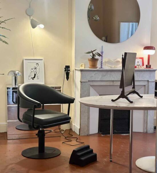 Miroir est un salon de coiffure homme, femme, enfant situé dans le quartier du Camas à Marseille. Marjorie Sihol vous y accueille dans un décor apaisant pour révéler votre personnalité à travers une coupe (fauteuil)