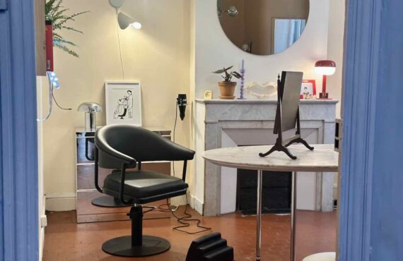 Miroir est un salon de coiffure homme, femme, enfant situé dans le quartier du Camas à Marseille. Marjorie Sihol vous y accueille dans un décor apaisant pour révéler votre personnalité à travers une coupe (fauteuil)