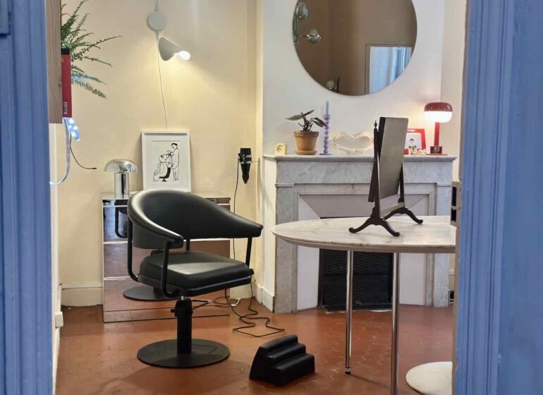 Miroir est un salon de coiffure homme, femme, enfant situé dans le quartier du Camas à Marseille. Marjorie Sihol vous y accueille dans un décor apaisant pour révéler votre personnalité à travers une coupe (fauteuil)