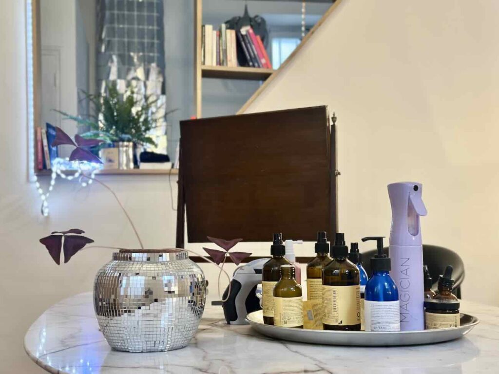 Miroir est un salon de coiffure homme, femme, enfant situé dans le quartier du Camas à Marseille. Marjorie Sihol vous y accueille dans un décor apaisant pour révéler votre personnalité à travers une coupe (produits)