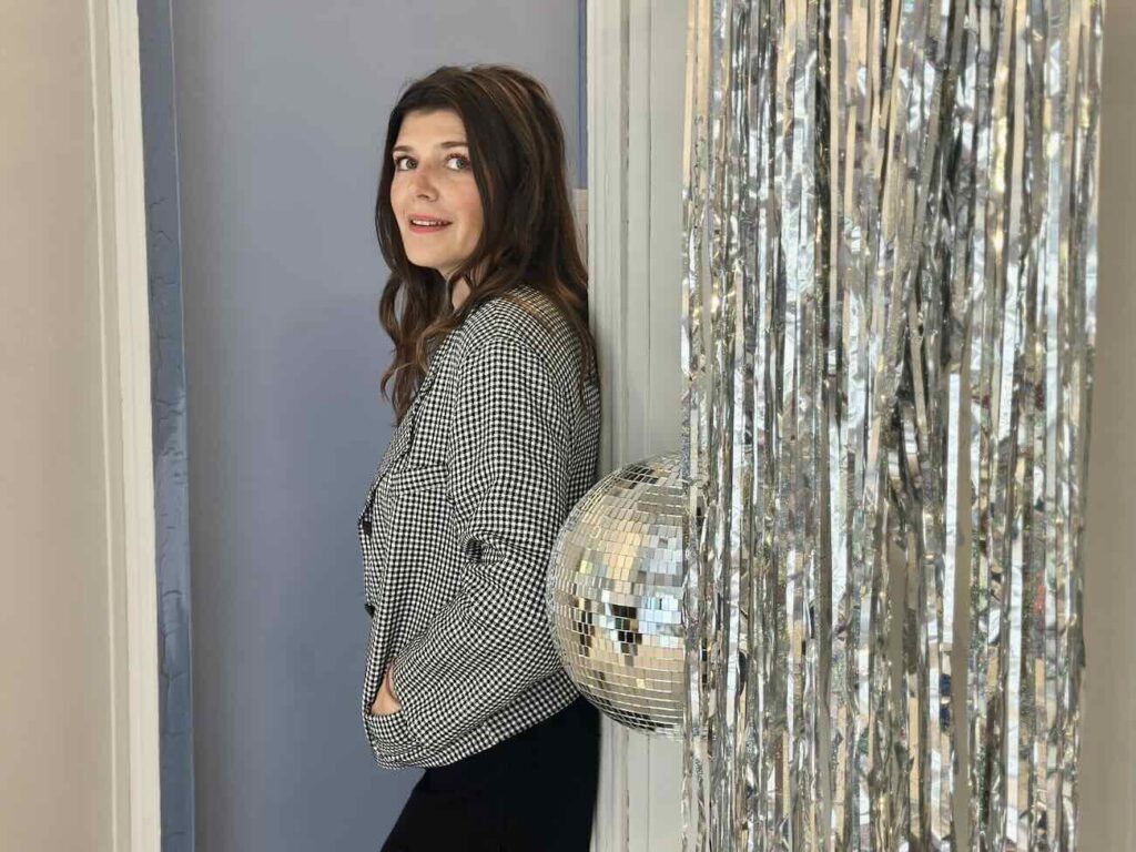 Miroir est un salon de coiffure homme, femme, enfant situé dans le quartier du Camas à Marseille. Marjorie Sihol vous y accueille dans un décor apaisant pour révéler votre personnalité à travers une coupe (coiffeuse)