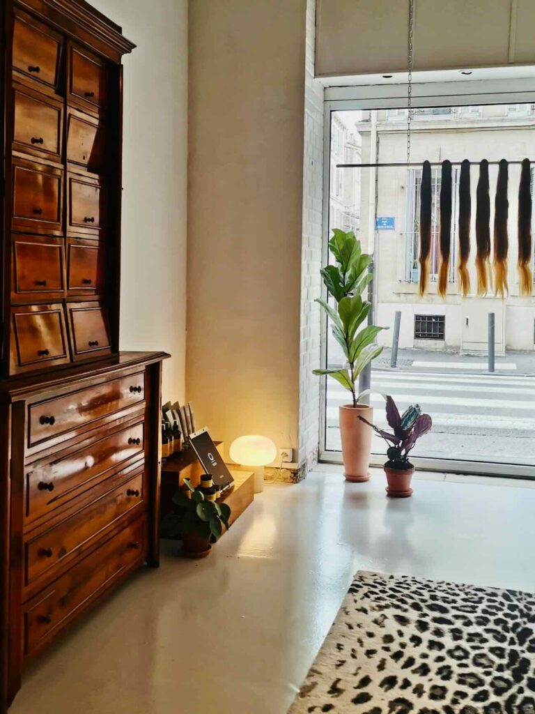 Miroir est un salon de coiffure homme, femme, enfant situé dans le quartier du Camas à Marseille. Marjorie Sihol vous y accueille dans un décor apaisant pour révéler votre personnalité à travers une coupe (bibliothèque)