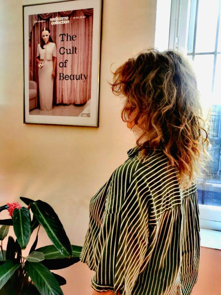 Miroir est un salon de coiffure homme, femme, enfant situé dans le quartier du Camas à Marseille. Marjorie Sihol vous y accueille dans un décor apaisant pour révéler votre personnalité à travers une coupe (coupe)