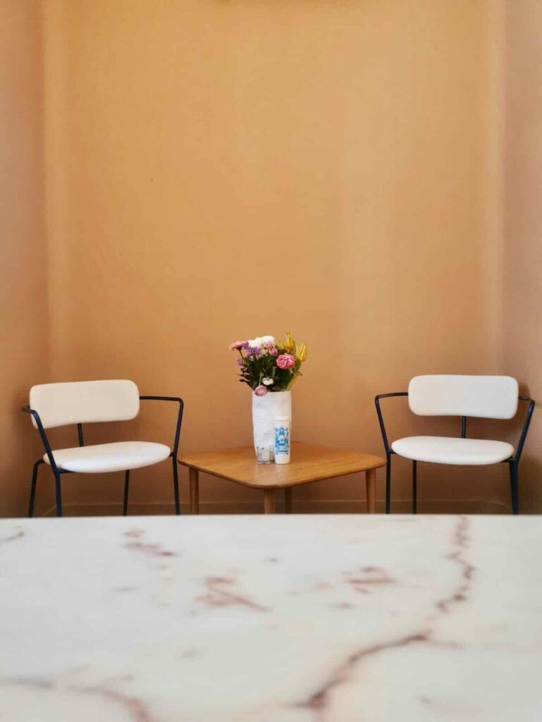 Miroir est un salon de coiffure homme, femme, enfant situé dans le quartier du Camas à Marseille. Marjorie Sihol vous y accueille dans un décor apaisant pour révéler votre personnalité à travers une coupe (chaise)