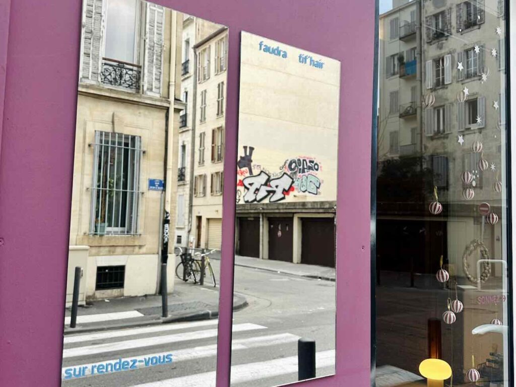 Miroir est un salon de coiffure homme, femme, enfant situé dans le quartier du Camas à Marseille. Marjorie Sihol vous y accueille dans un décor apaisant pour révéler votre personnalité à travers une coupe (jeu de mots)
