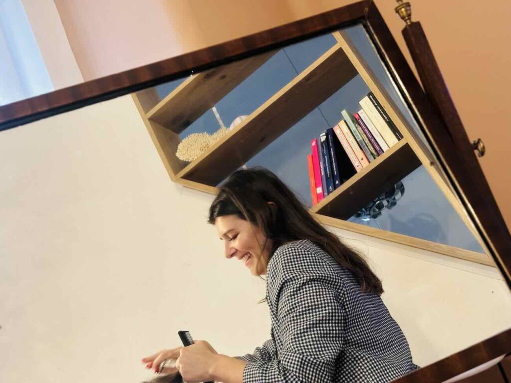 Miroir est un salon de coiffure homme, femme, enfant situé dans le quartier du Camas à Marseille. Marjorie Sihol vous y accueille dans un décor apaisant pour révéler votre personnalité à travers une coupe (livres)