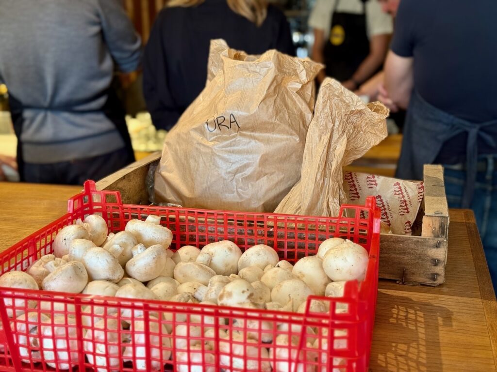 Ora est la première école de cuisine végétale de Marseille. Elle propose des ateliers, des cours du soir et des stages plus intense pour approfondir son savoir-faire. (légumes)