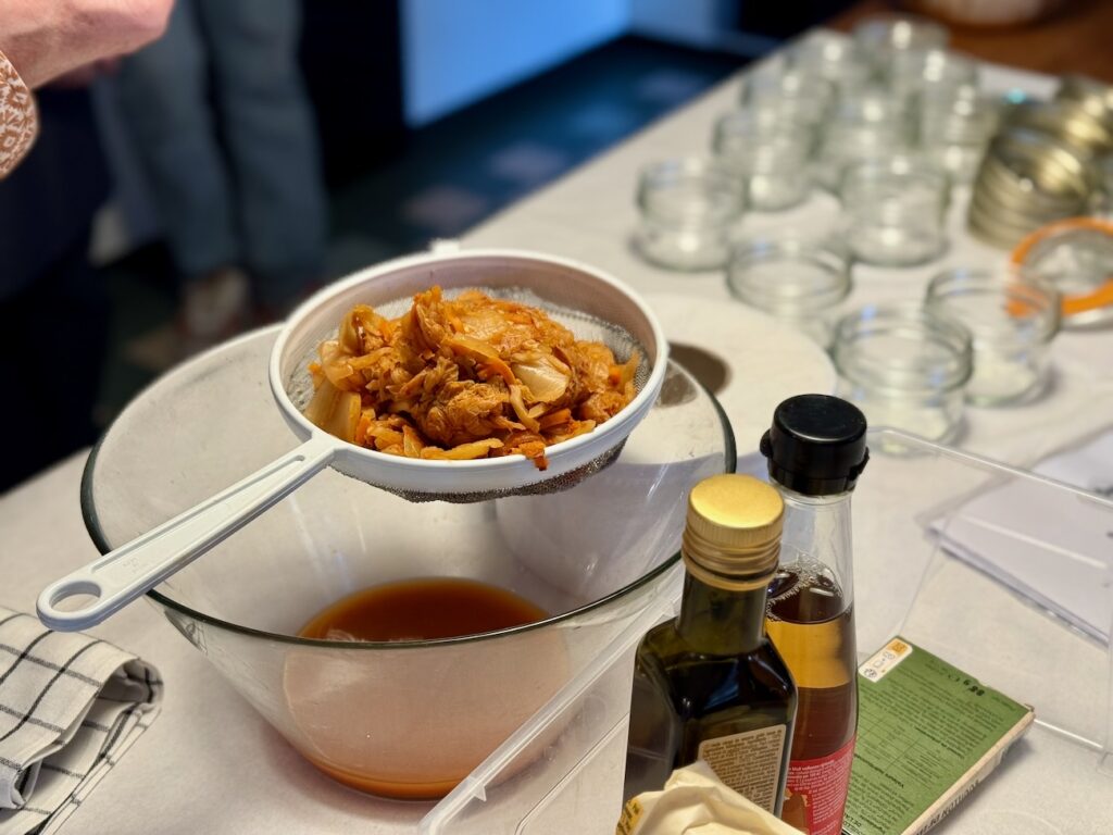 Ora est la première école de cuisine végétale de Marseille. Elle propose des ateliers, des cours du soir et des stages plus intense pour approfondir son savoir-faire. (fermentation)