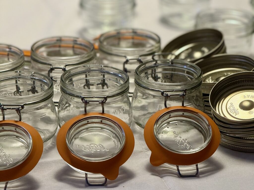 Ora est la première école de cuisine végétale de Marseille. Elle propose des ateliers, des cours du soir et des stages plus intense pour approfondir son savoir-faire. (bocaux)