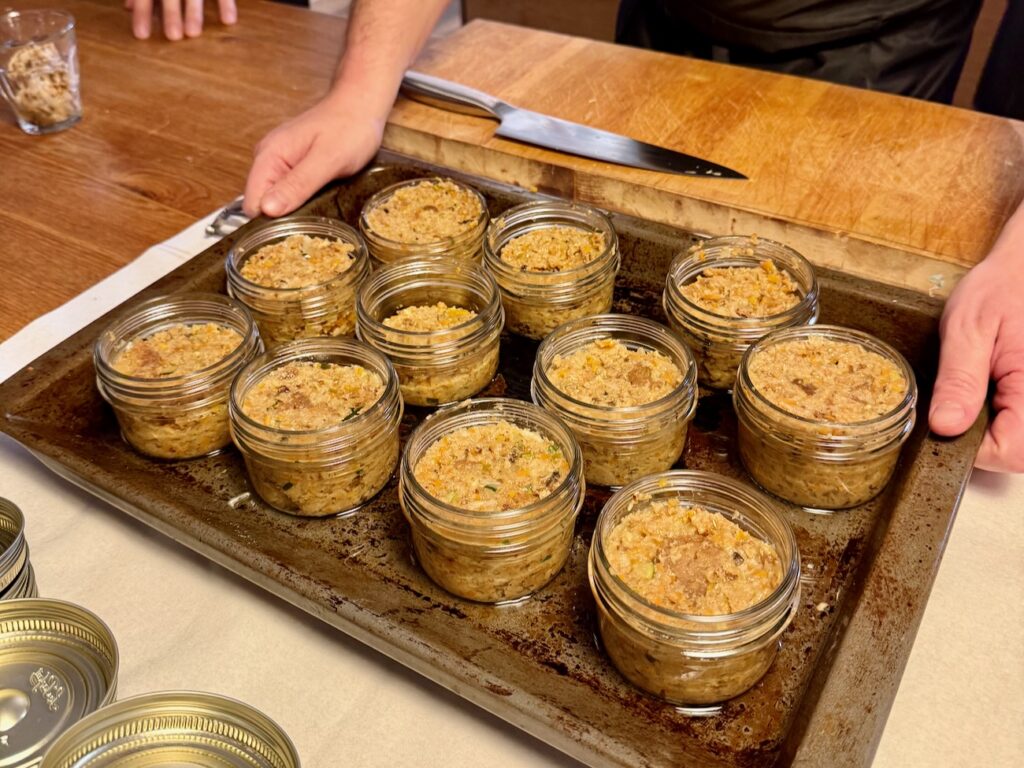 Ora est la première école de cuisine végétale de Marseille. Elle propose des ateliers, des cours du soir et des stages plus intense pour approfondir son savoir-faire. (terrines végétales)