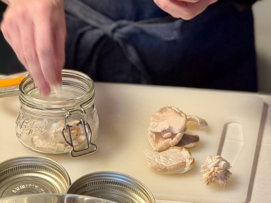 Ora est la première école de cuisine végétale de Marseille. Elle propose des ateliers, des cours du soir et des stages plus intense pour approfondir son savoir-faire. (préparation)