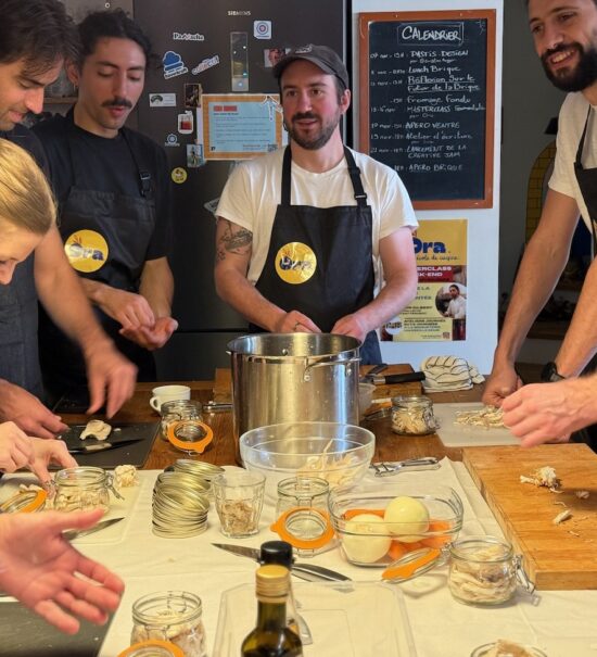 Ora est la première école de cuisine végétale de Marseille. Elle propose des ateliers, des cours du soir et des stages plus intense pour approfondir son savoir-faire. (cours de cuisine)