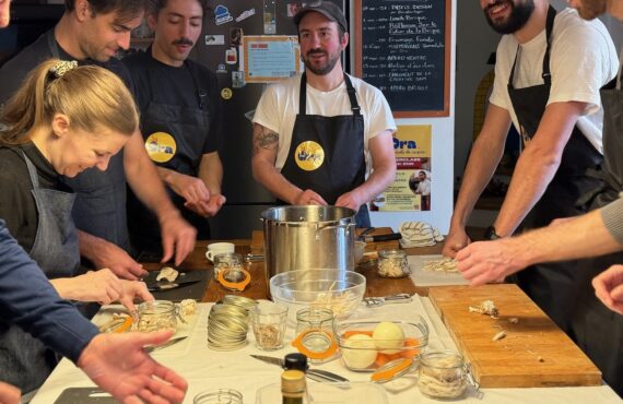 Ora est la première école de cuisine végétale de Marseille. Elle propose des ateliers, des cours du soir et des stages plus intense pour approfondir son savoir-faire. (cours de cuisine)