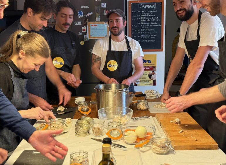 Ora est la première école de cuisine végétale de Marseille. Elle propose des ateliers, des cours du soir et des stages plus intense pour approfondir son savoir-faire. (cours de cuisine)