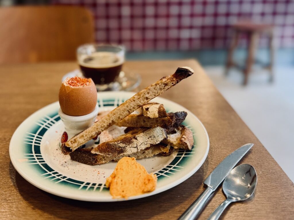 Pause est un coffee shop et une cantine situé à deux pas des Catalans à Marseille (oeuf à la coque)