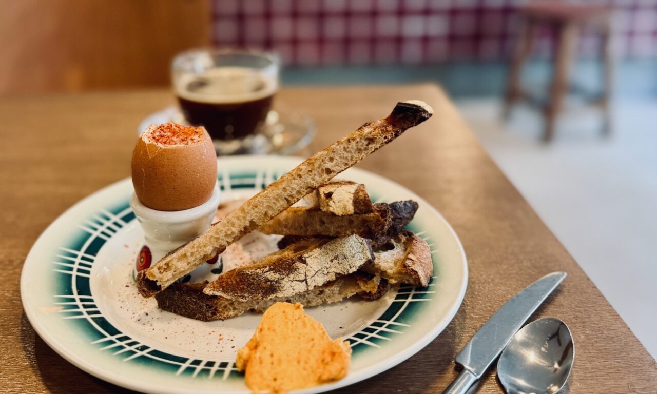 Pause est un coffee shop et une cantine situé à deux pas des Catalans à Marseille (oeuf à la coque)
