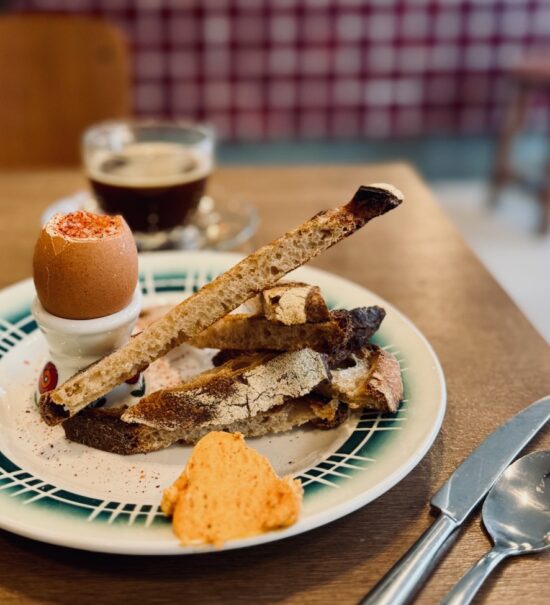 Pause est un coffee shop et une cantine situé à deux pas des Catalans à Marseille (oeuf à la coque)