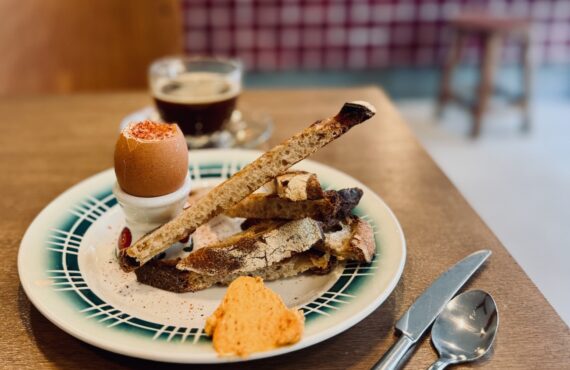 Pause est un coffee shop et une cantine situé à deux pas des Catalans à Marseille (oeuf à la coque)