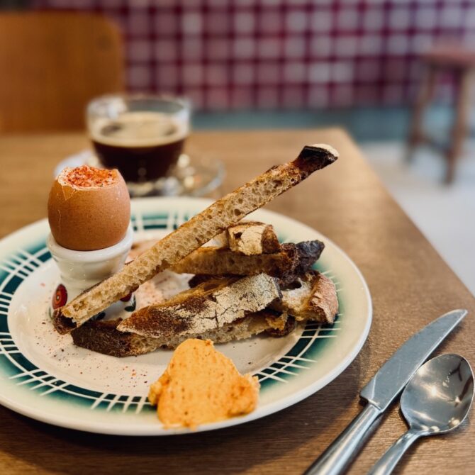 Pause est un coffee shop et une cantine situé à deux pas des Catalans à Marseille (oeuf à la coque)