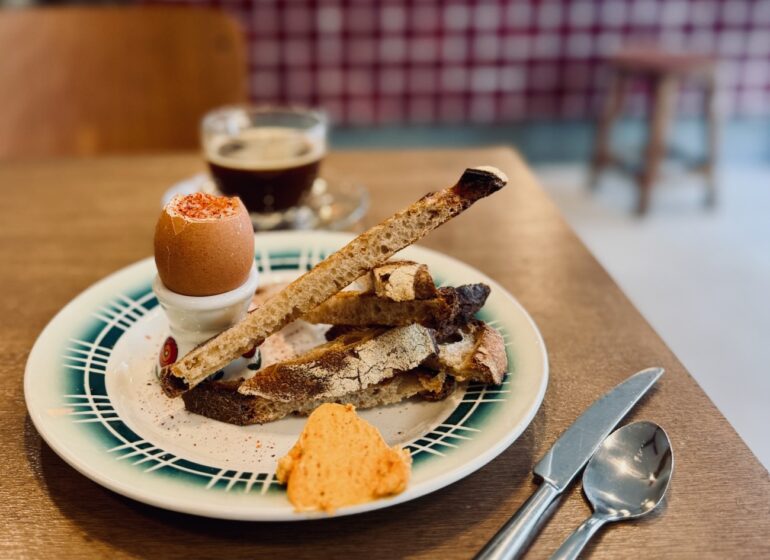 Pause est un coffee shop et une cantine situé à deux pas des Catalans à Marseille (oeuf à la coque)