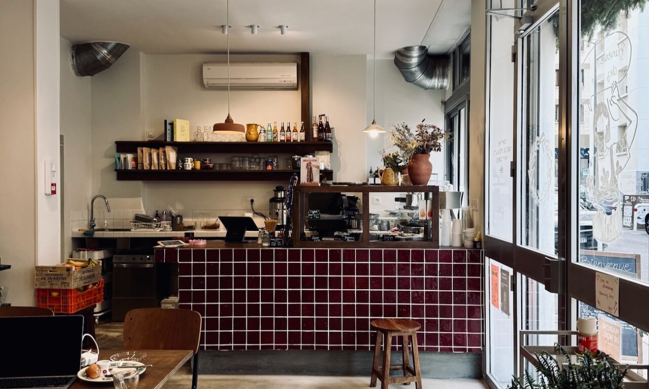 Pause est un coffee shop et une cantine situé à deux pas des Catalans à Marseille (comptoir bordeaux)