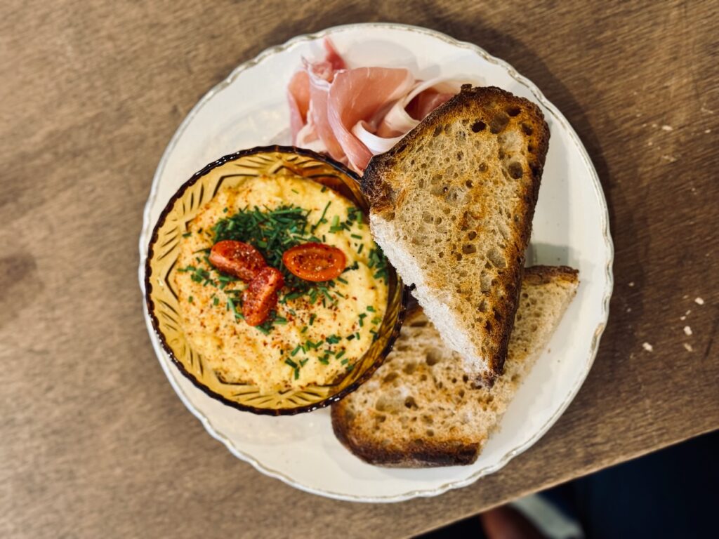 Pause est un coffee shop et une cantine situé à deux pas des Catalans à Marseille (oeufs brouillés)
