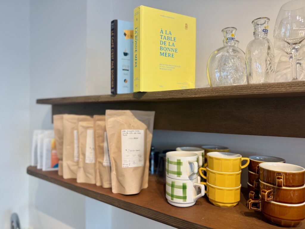 Pause est un coffee shop et une cantine situé à deux pas des Catalans à Marseille (étagère)