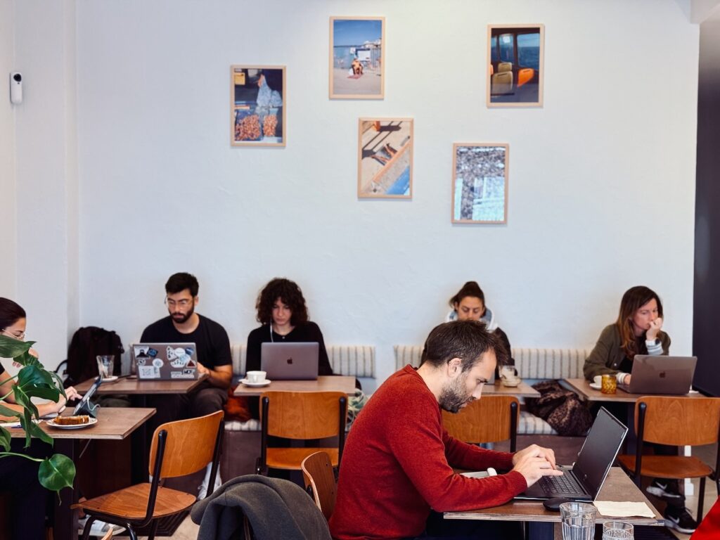 Pause est un coffee shop et une cantine situé à deux pas des Catalans à Marseille (salle)