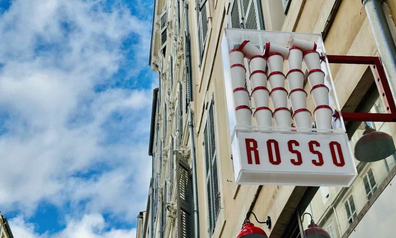 Rosso est un coffee-shop et une sandwicherie à Marseille ouverte toute la journée dans un cadre d'esprit 90's (Enseigne)