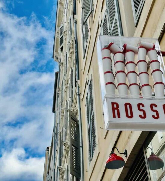 Rosso est un coffee-shop et une sandwicherie à Marseille ouverte toute la journée dans un cadre d'esprit 90's (Enseigne)