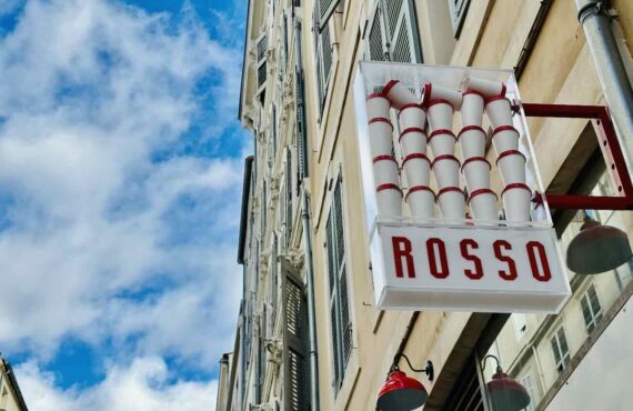 Rosso est un coffee-shop et une sandwicherie à Marseille ouverte toute la journée dans un cadre d'esprit 90's (Enseigne)