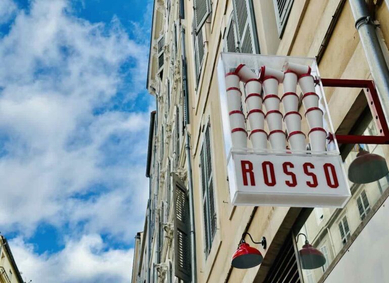 Rosso est un coffee-shop et une sandwicherie à Marseille ouverte toute la journée dans un cadre d'esprit 90's (Enseigne)