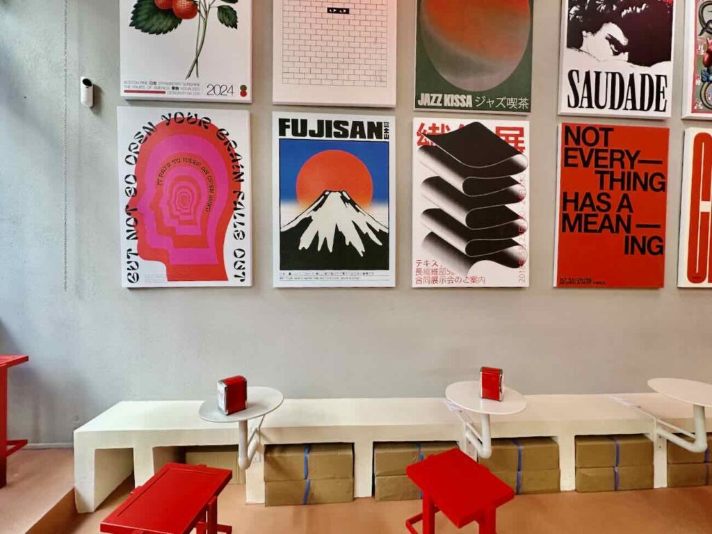 Rosso est un coffee-shop et une sandwicherie à Marseille ouverte toute la journée dans un cadre d'esprit 90's (poster)