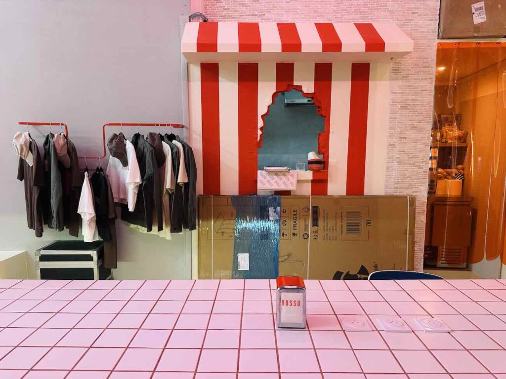 Rosso est un coffee-shop et une sandwicherie à Marseille ouverte toute la journée dans un cadre d'esprit 90's (produits dérives)