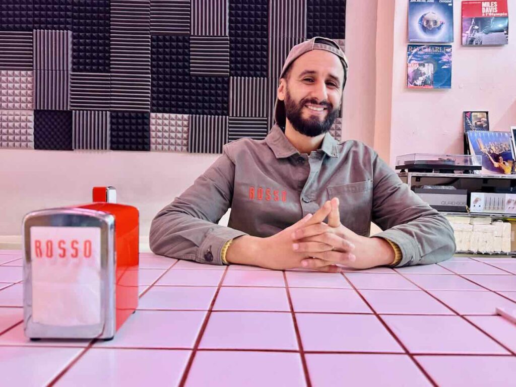 Rosso est un coffee-shop et une sandwicherie à Marseille ouverte toute la journée dans un cadre d'esprit 90's (Mehdi Habbas)