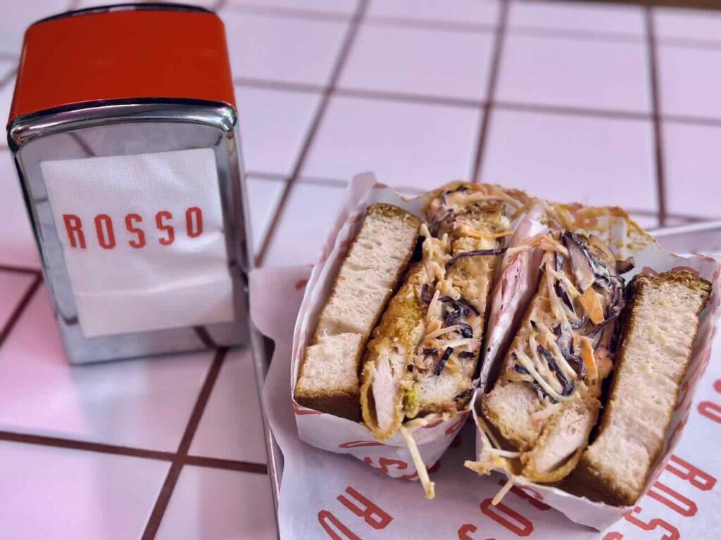 Rosso est un coffee-shop et une sandwicherie à Marseille ouverte toute la journée dans un cadre d'esprit 90's (sandwich)
