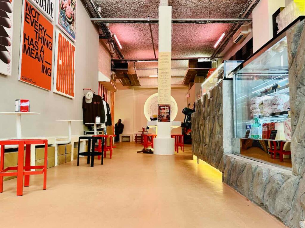 Rosso est un coffee-shop et une sandwicherie à Marseille ouverte toute la journée dans un cadre d'esprit 90's (aménagement)