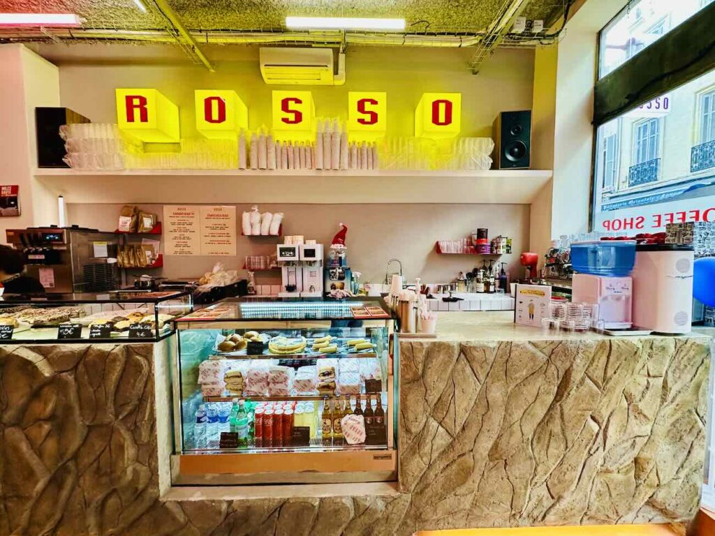 Rosso est un coffee-shop et une sandwicherie à Marseille ouverte toute la journée dans un cadre d'esprit 90's (néon)